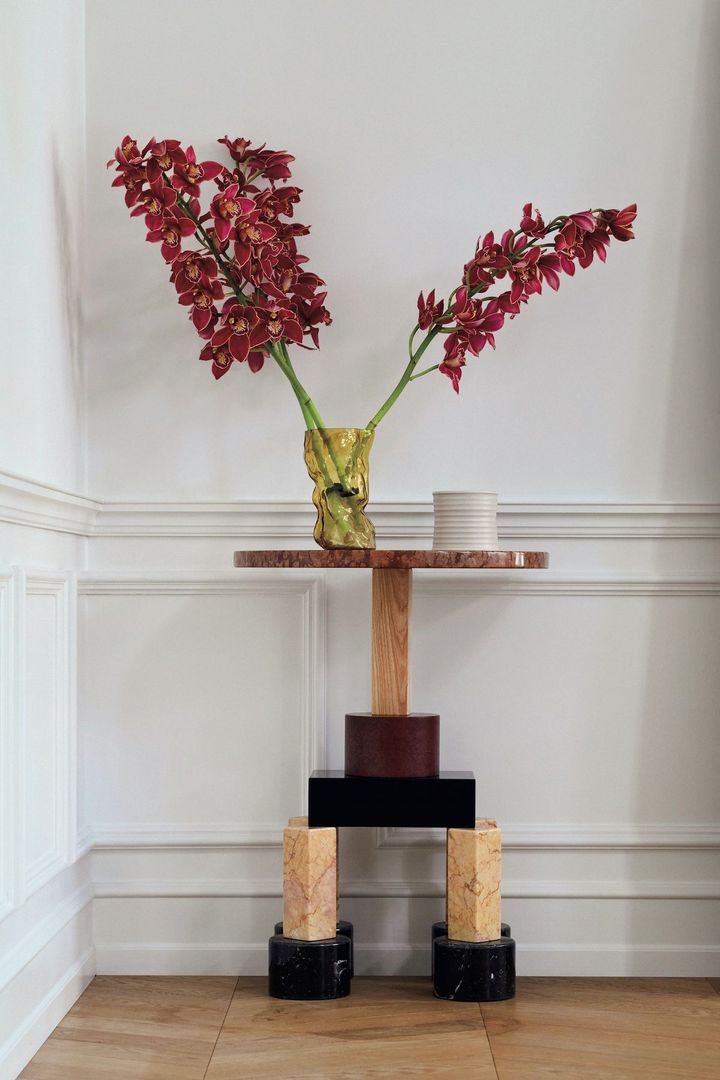 トーマス・ポールセンの花瓶に生けた、深紅のシンビジウム。