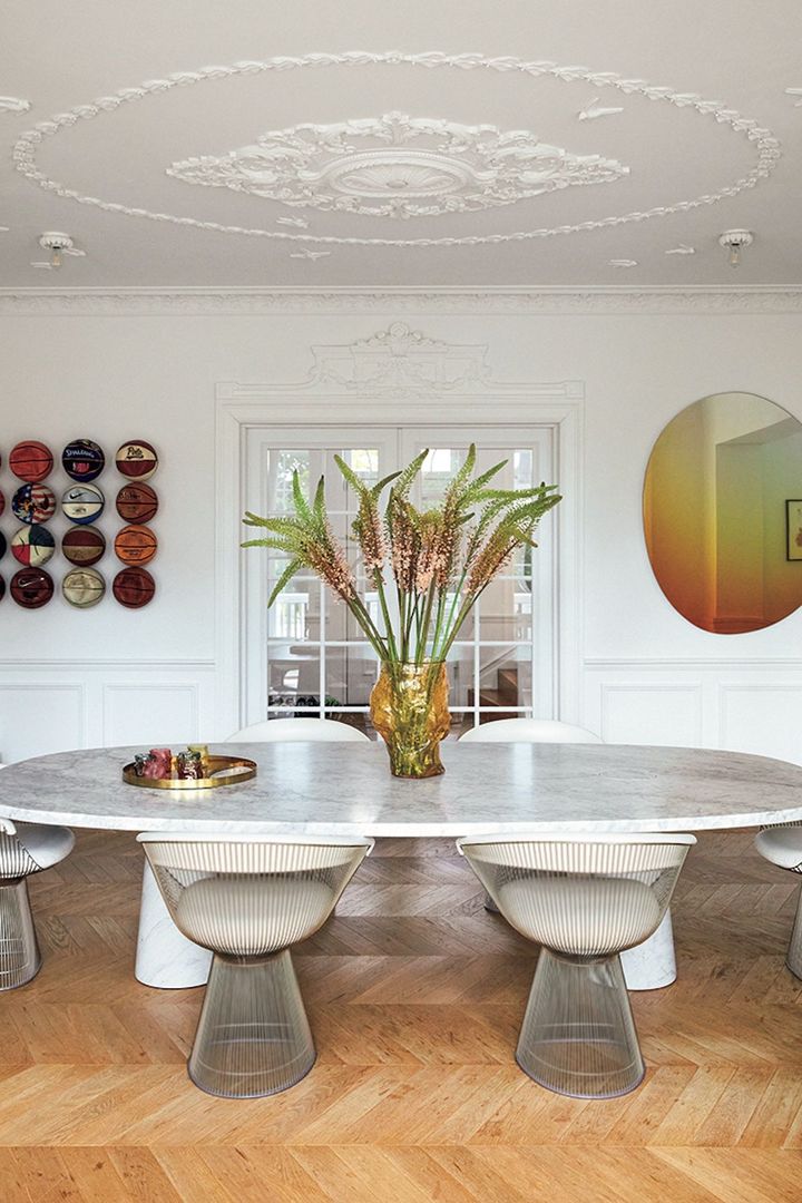 大理石の大きなテーブルが映える、洗練されたリビングスペース。