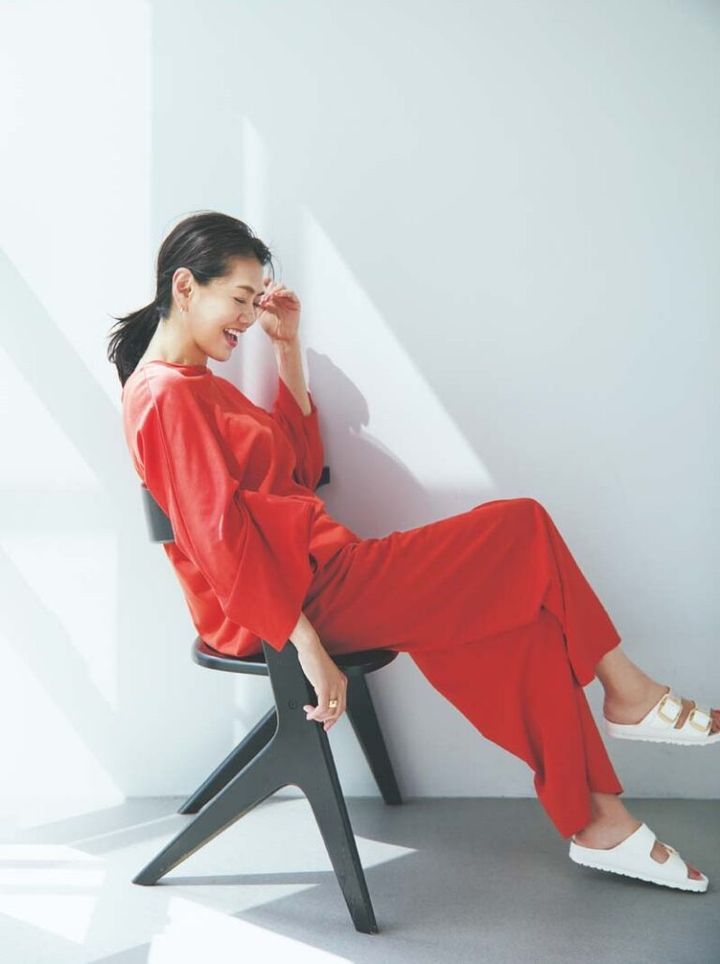 トップス¥28,600、パンツ¥33,000／ともにコグ ザ ビッグスモーク、サンダル¥9,900／ビルケンシュトック（ビルケンシュトック・ジャパン カスタマーサービス）、ピアス、リング／ともに前田さん私物