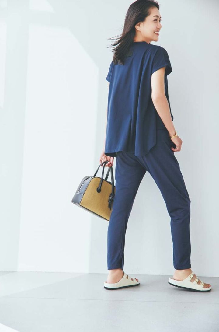 ジャンプスーツ¥36,300／コグ ザ ビッグスモーク、サンダル¥33,000／ビルケンシュトック（ビルケンシュトック・ジャパン カスタマーサービス）、ネックレス、時計、バッグ／すべて前田さん私物