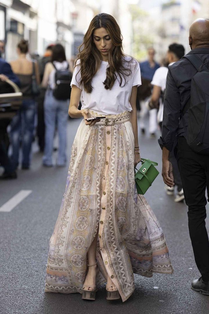 画像: ドラマティックな総柄スカートを活用