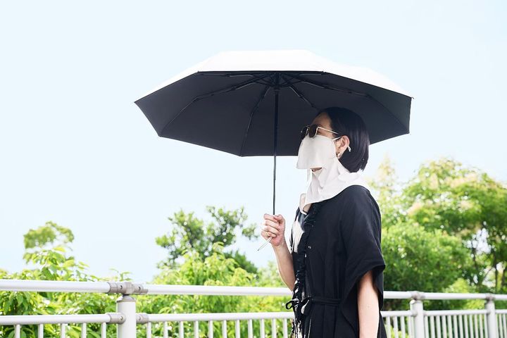 画像: UVカットコンパクトアンブレラ遮熱/親骨55cm¥3,990、サングラス/メタルダブルブリッジ¥1,990、UVカットフェイスカバー¥1,500 www.uniqlo.com
