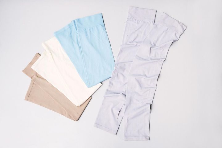 画像: 【ユニクロ】UVカットシームレスアームカバー各¥990 www.uniqlo.com