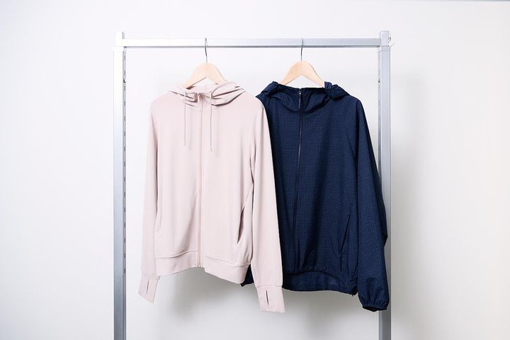 画像: 【ユニクロ】左から：エアリズムUVカットフルジップパーカ¥2,990、ポケッタブルUVカットパーカ¥3,990 www.uniqlo.com