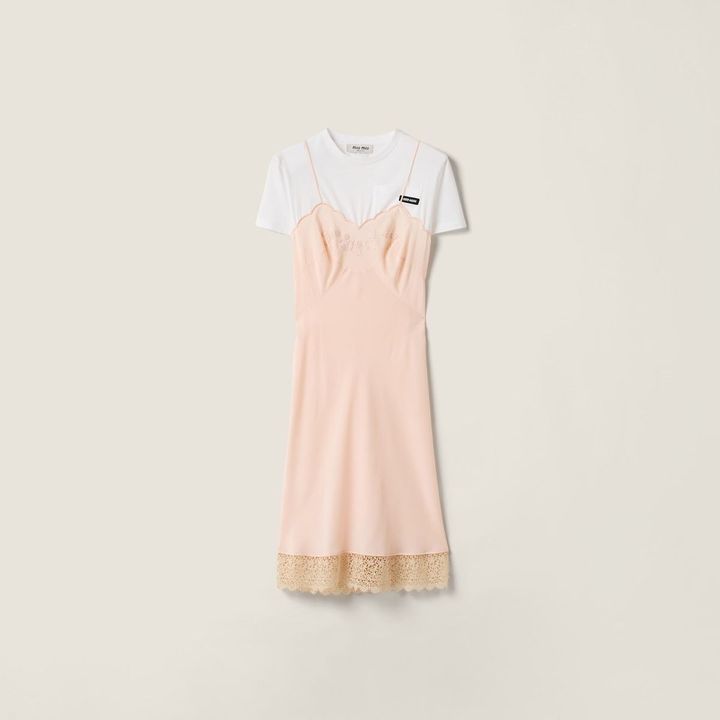 ドレス ¥737,000（予定価格/店舗限定）／MIU MIU（ミュウミュウ クライアントサービス）