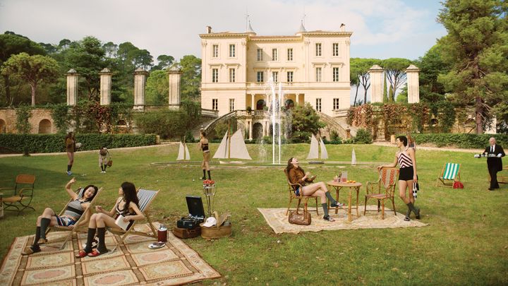 キャサリン・マーティンの監督デビュー短編映画『Grande Envie』（25）のワンシーン。モデルは「Miu Miu Upcycled by Catherine Martin」のコレクションを着用している。ちょうど100年前、故国を離れてサントロペで享楽の日々を送っていたボヘミアンの子孫のようなムードを醸し出している。