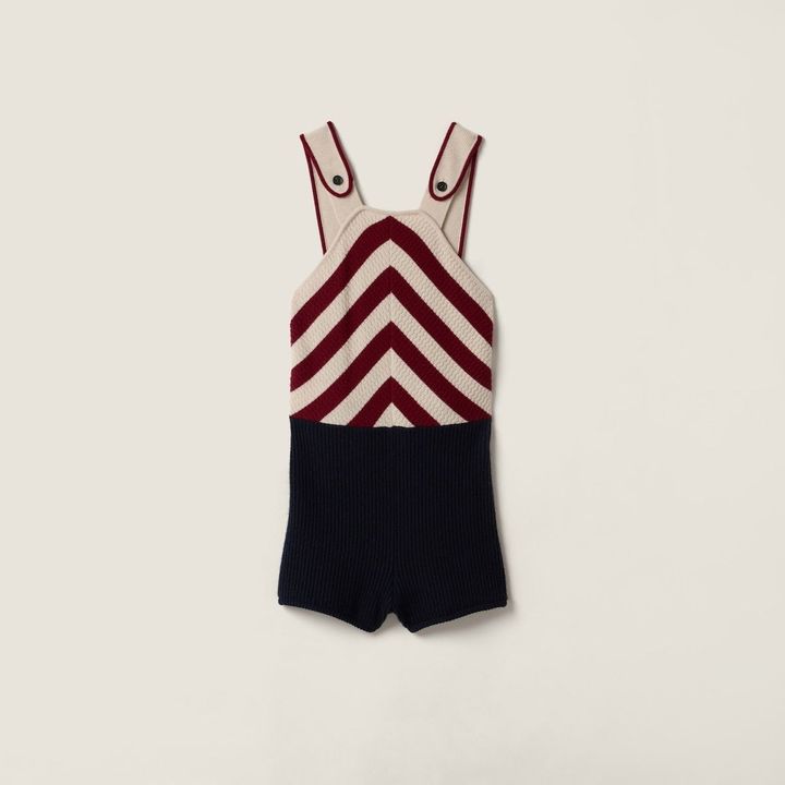 アップサイクルされたウールとカシミアのジャンプスーツ ¥473,000（予定価格/店舗限定）／MIU MIU（ミュウミュウ クライアントサービス）