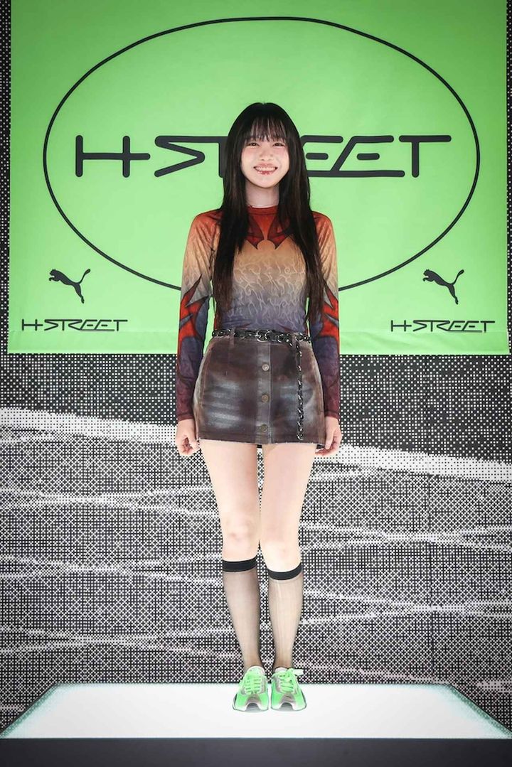 画像: ミニスカートもスマートにキマる薄底スニーカー