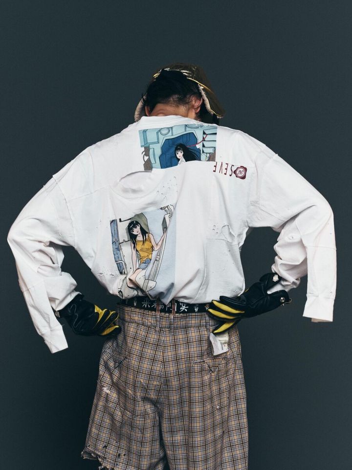 時代と世代を越えて多くの人々の記憶に刻まれてきた江口氏のイラストレーション。その洗練された線、ユーモア、そして静かに漂う強さや優しさを、SEVESKIG のデザインアプローチとクラフトマンシップによって、衣服という新たな表現のかたちに落とし込んでいる。