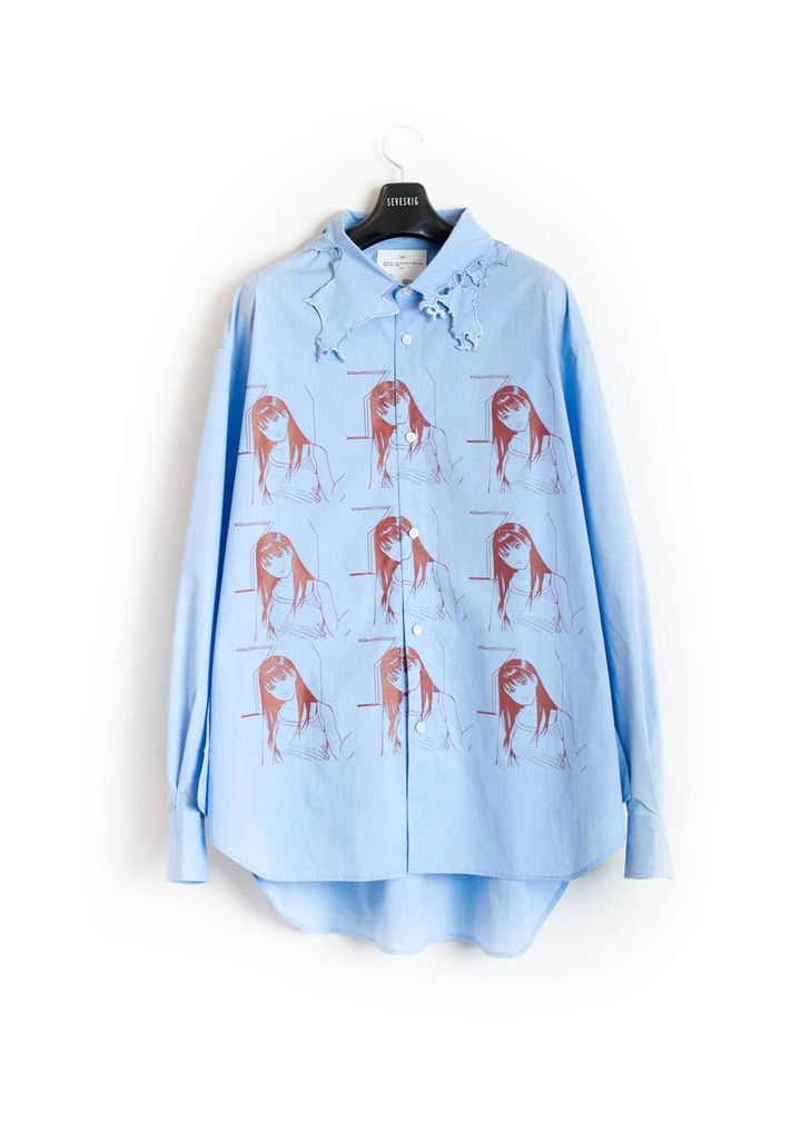 江口寿史氏のイラストをフロント全面にプリントし、背面には「AGING IS A UNIQUE JOURNEY TO BECOMING YOUR TRUE SELF」のメッセージを配置したロングスリーブシャツ。最大の特徴は、襟のシルエットに日本列島の形を落とし込んだオリジナルデザイン。