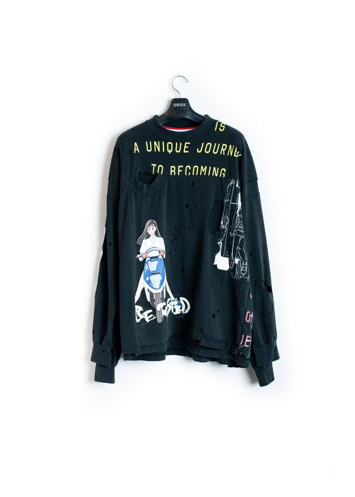 今回のコレクションは、2025-26AW シーズンのテーマ「TO BE TWISTED」のもと。日本文化に深く根ざす「無常」――すべては移ろい、朽ちていくからこそ美しいという感覚を、素材や技術、表現に落とし込みながら、ファッションとしての新たなかたちへと導いていく。