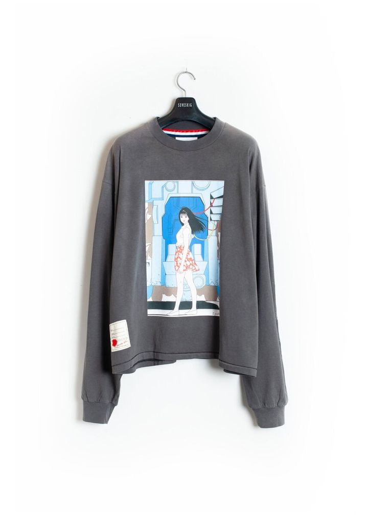 江口寿史氏によるイラストをフロントにプリントしたロングスリーブ。アニメーション作品『老人 Z』のグラフィックをもとに、袖には今季のテーマ“TO BE TWISTED”をプリント。