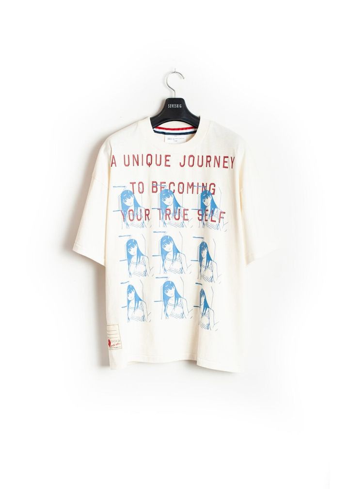 江口寿史氏のイラストを並列に配した、グラフィックの存在感が際立つショートスリーブ T シャツ。前面に重ねられた「A UNIQUE JOURNEY TO BECOMING YOUR TRUE SELF」のメッセージが静かな力を添えている。