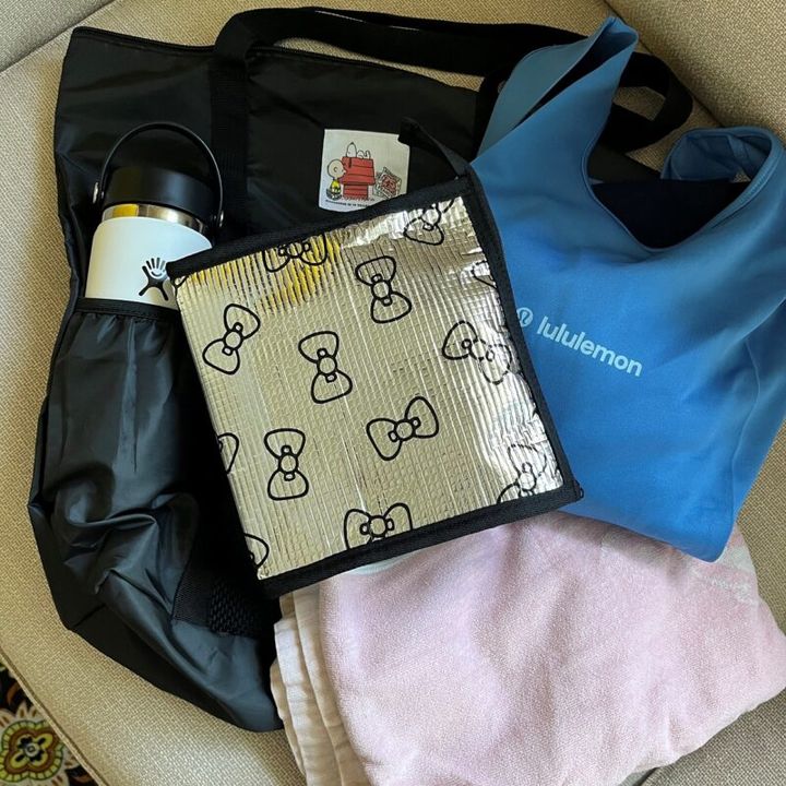 中身は、タオル、ウエア、保冷バッグ（小）、外のポケットには水筒をIN