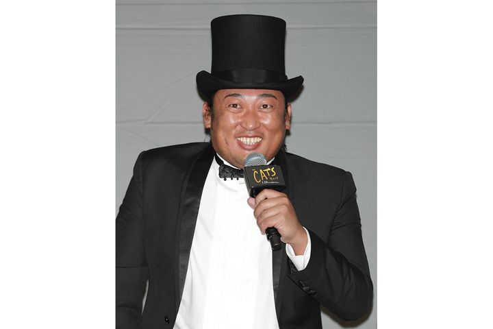 ロバート秋山さん（撮影：2019年11月、時事）