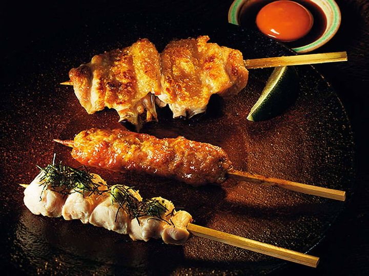 麻布十番『がいがい、』の「手羽先（甲州赤毛鶏）」、「つくね（比内地鶏）」、「ささみ生わさび（甲州赤毛鶏）」