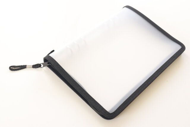 ダイソーの推し活グッズに使える6リングファイル（A5、ジッパー付、ブラック）