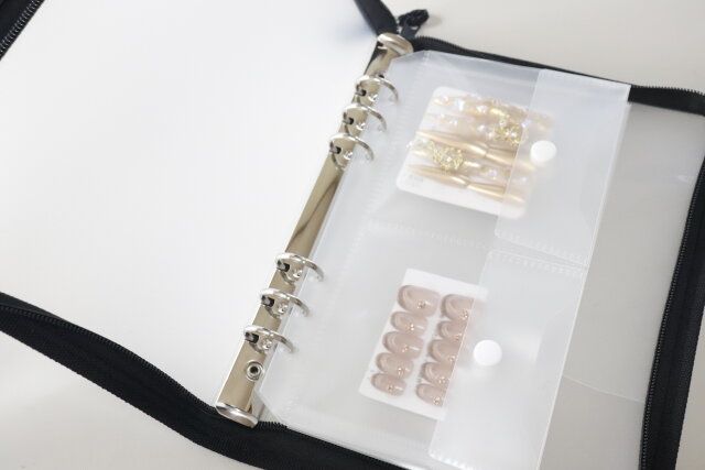 ダイソーのネイルチップが収納できる6リングファイル（A5、ジッパー付、ブラック）