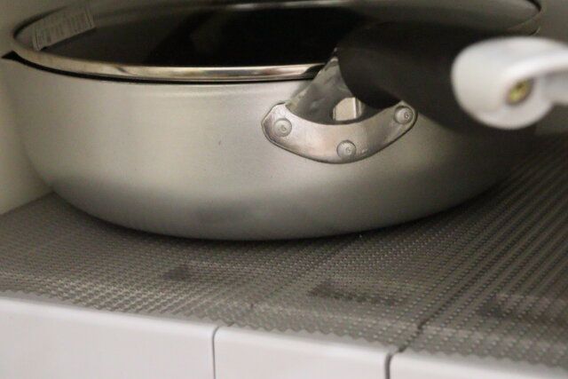 ダイソー エンボス加工食品棚シート（抗菌、グレー） 使用例 フライパン 鍋