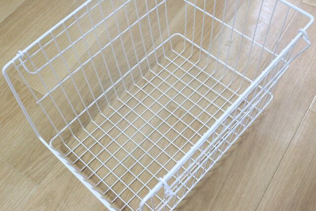 ダイソーのワイヤーバスケット（ホワイト、26.5cm×36cm×24cm）2