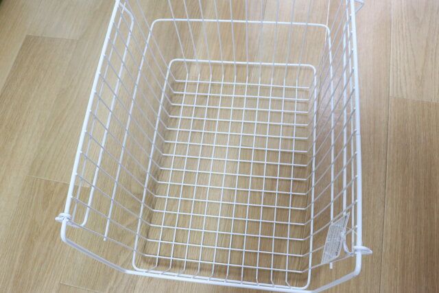 ダイソーのワイヤーバスケット（ホワイト、26.5cm×36cm×24cm）1