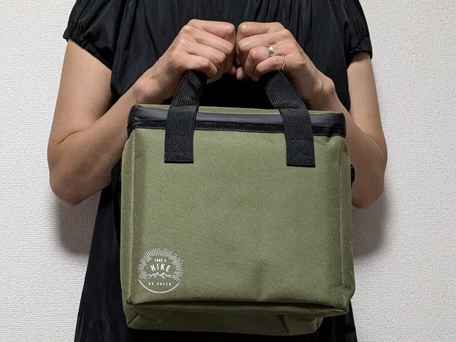 保冷バッグ手に持ったところ