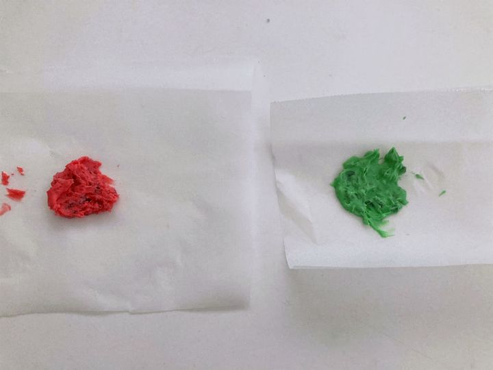 クッキングシートに色をつけたホワイトチョコレートをのせる