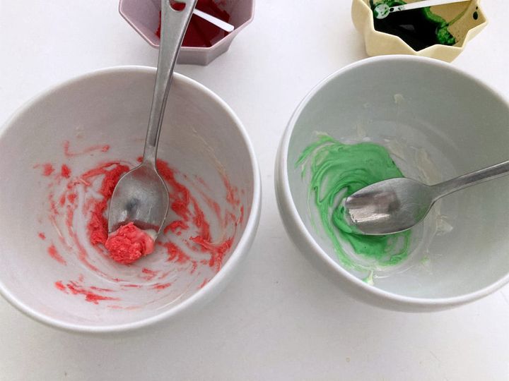 色をつけたホワイトチョコレートにパチパチパニックのキャンディーを入れる