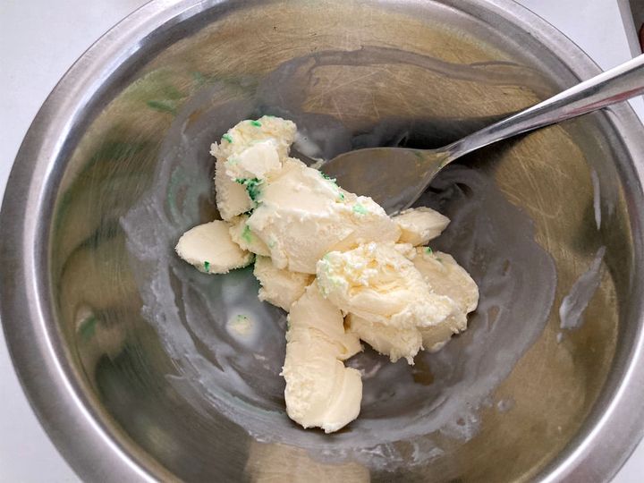 バニラアイスに緑の食用色素を混ぜる