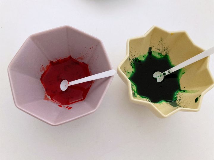 食用色素を水で溶く