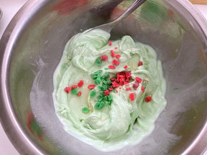 残りのバニラアイスとパチパチキャンディーを混ぜる