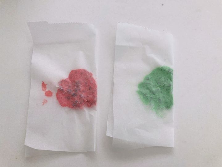 クッキングシートを半分に折りたたむ