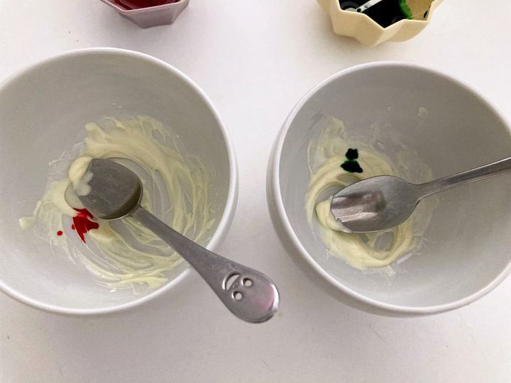 溶かしたホワイトチョコレートに食用色素を混ぜる