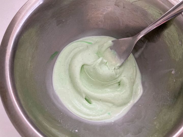 ポッピングシャワーに近い色合いにしたバニラアイス