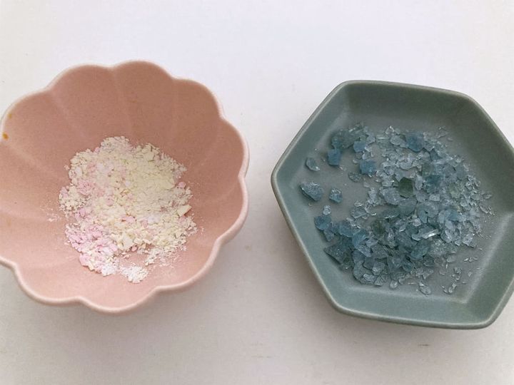 パチパチパニックの中身を分けて、ラムネを粉末状にする