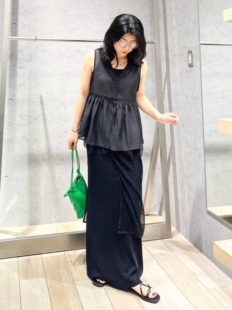 黒シアートップスコーデ3