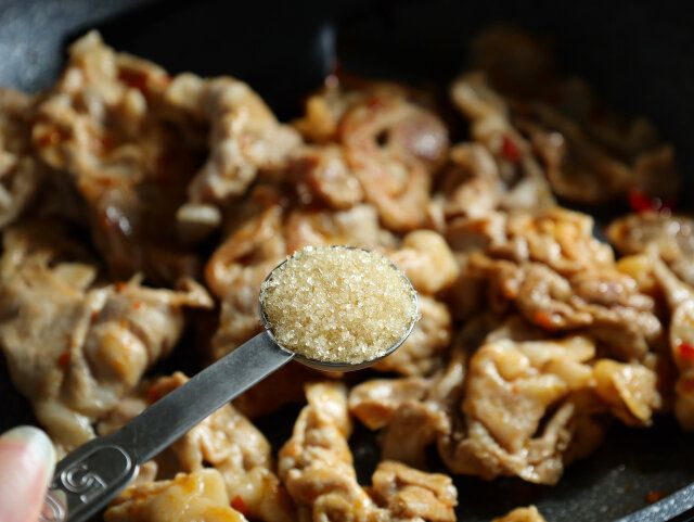 砂糖としょう油を入れ、炒める。