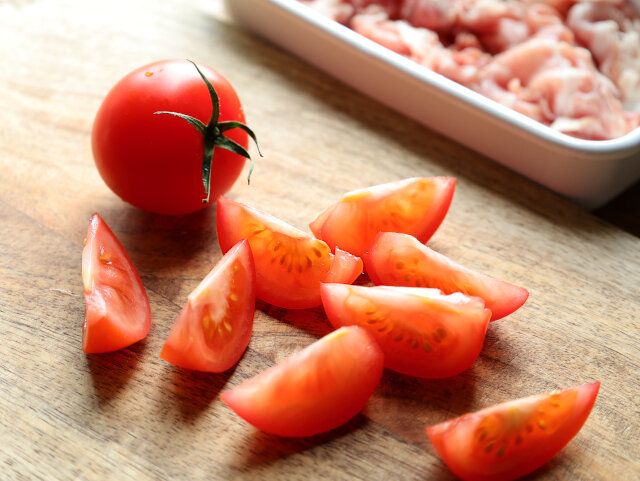 中玉トマトは8等分または6等分のくし切りにする。