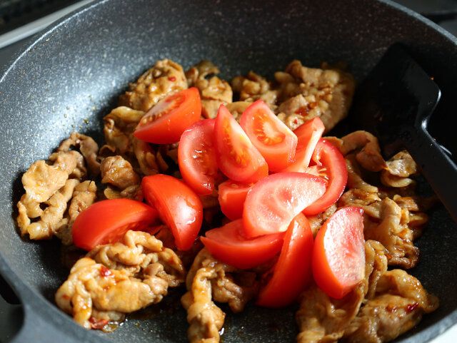 トマトを加える。