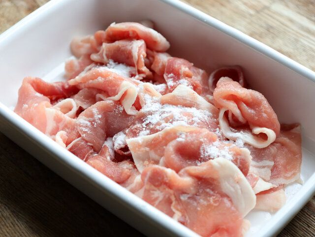 豚肉は、塩と片栗粉をまぶして和える。