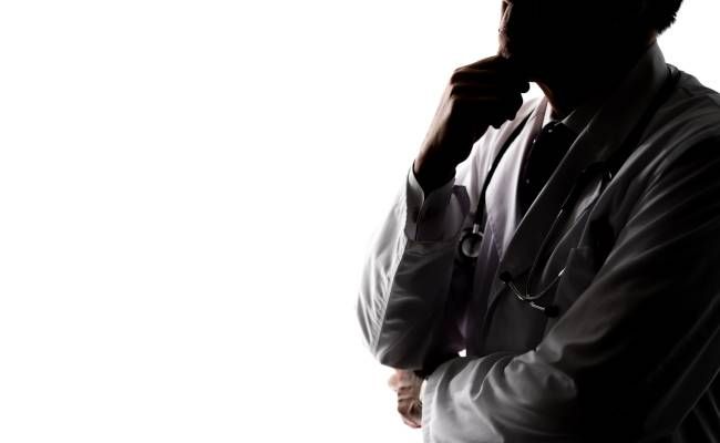 悩む医師のイメージ