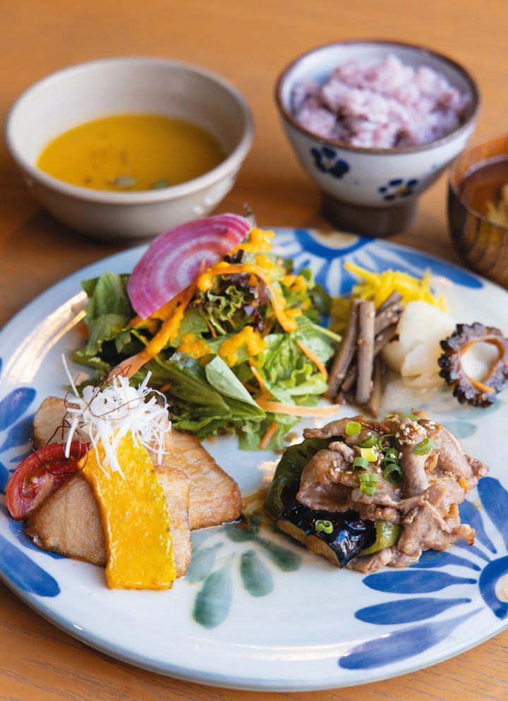 主菜と季節の副菜2～3種に漬物のfaidama定食￥1,944 この日の主菜は県産麦豚味噌炒めと県産鮪の南蛮。メニューは2週間で替わる。野菜の定食や紅豚とんかつ、鯖干物定食も。