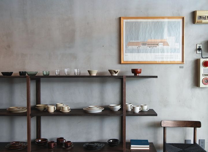 店内に並ぶオリジナルの家具とプロダクト。食器類は、作家物と大量生産品との間のような、絶妙な雰囲気が魅力。