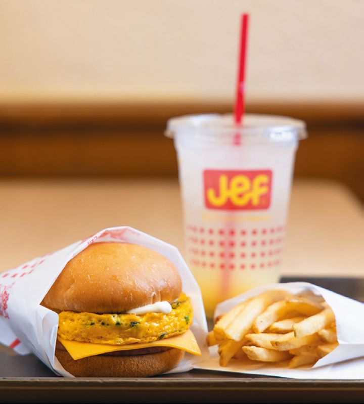 ぬーやるバーガーとフレンチフライポテト、ドリンクのセットで￥980 沖縄シークヮーサーソーダやルートビアなど沖縄らしいドリンクチョイスも可。またフレンチフライポテトの代わりにゴーヤーリングも選べる。