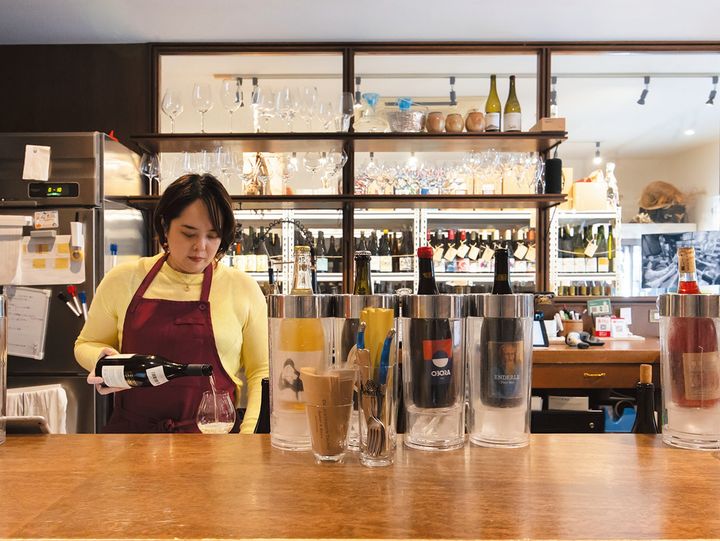 「今日は1軒目ですか？ などのやり取りを通して、お客様の好みを伺いおすすめのワインを提案します」（竹内さん）。