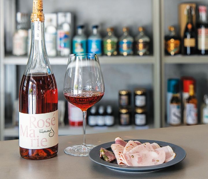 ナチュラルワインは90mlで￥800～ TESIO2×の自家製ハムの盛り合わせ￥1,300 他に日本酒やスピリッツ、クラフトビールなども楽しめる。