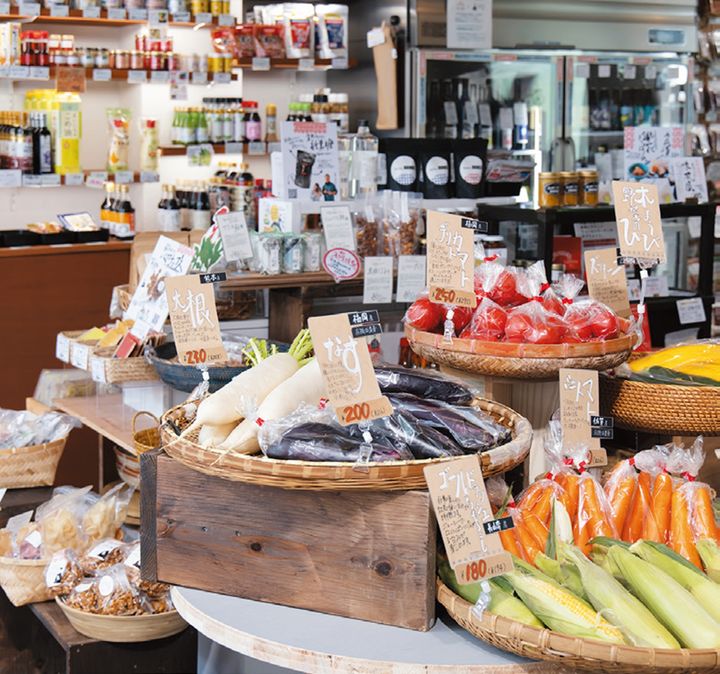 食べ物だけでなく洗剤など暮らしにまつわるものを取り扱う。取材中に農家から新鮮野菜が山盛り到着、一気に店内が華やぎました。