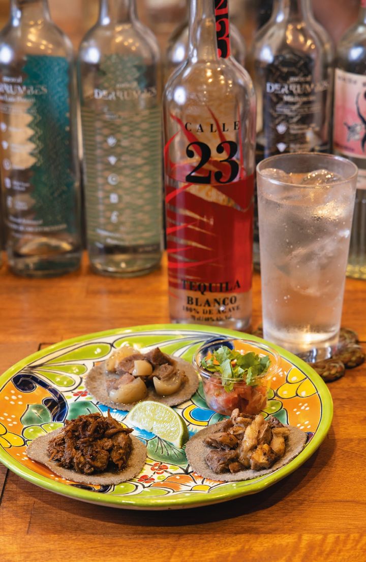 タコスは1ピースからオーダー可能。上から時計回りに、ヒージャー（ヤギ）￥605 スアデーロ（牛肉のスパイス煮込み）￥495 バルバコア（羊肉の蒸し焼き）￥550 サルサ類はなんと無料サービス！ テキーラの種類も豊富。写真はカジェ23のソーダ割り￥990