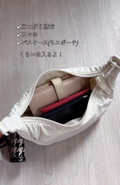 ラウンドウルトラミニバッグに荷物を入れている