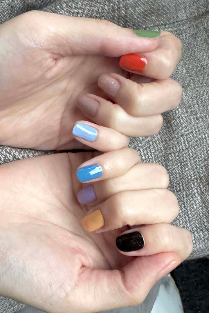 2025年夏コスメ・ネイル編◇ ワンカラーネイルで指ごとに色を変えてカラフルに【ささやかですてきなもの 大谷有紀 vol.246】